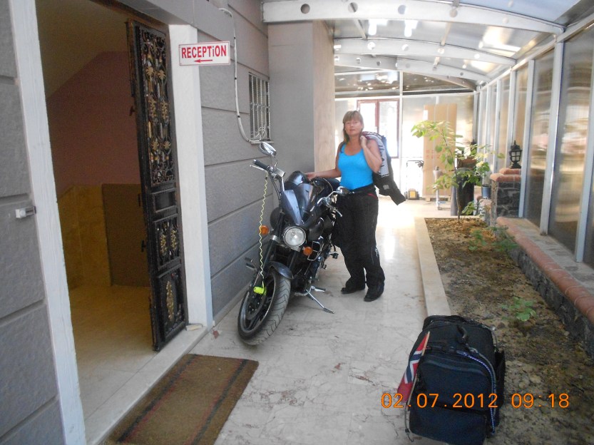 Motorsykkelen godt parkert og beskyttet for vinden på hotell Sakran i byen Aliaga