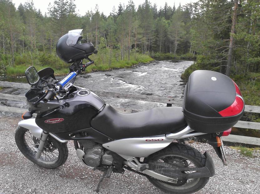 Suzuki XF650 Freewind on dirt road