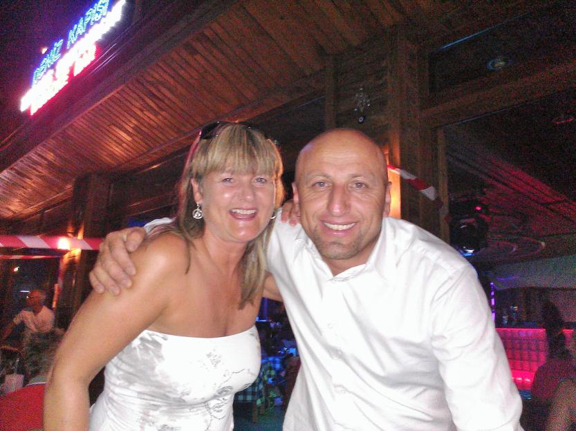 A beer with Bruce in Icmeler, on the beach restaurant Denitz Kapisys En øl sammen med Bruce i Icmeler, på strand restauranten Denitz Kapisys