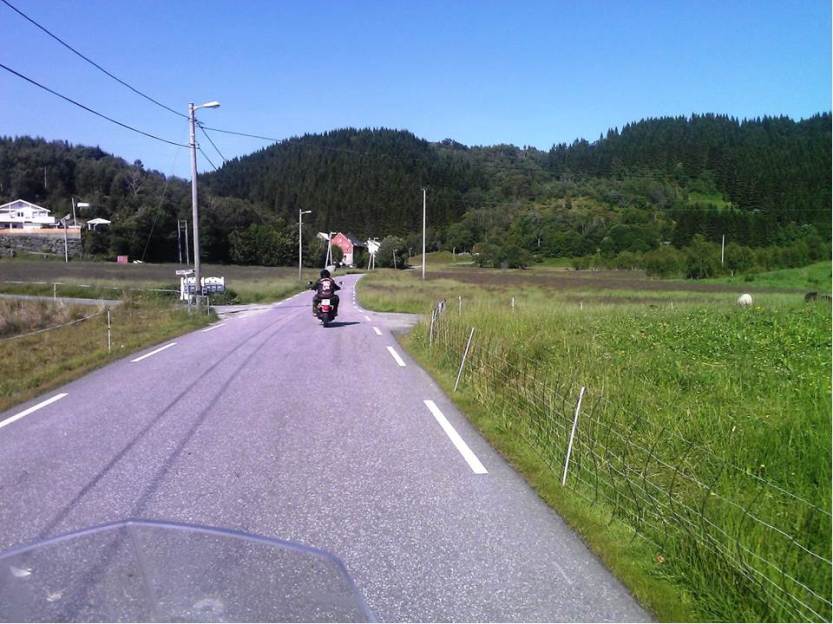 HD 883 på vei til Totland