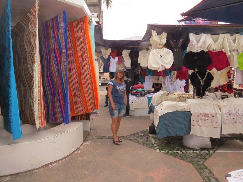 Plaza de Ponchos, Otavalo, Ecuador 